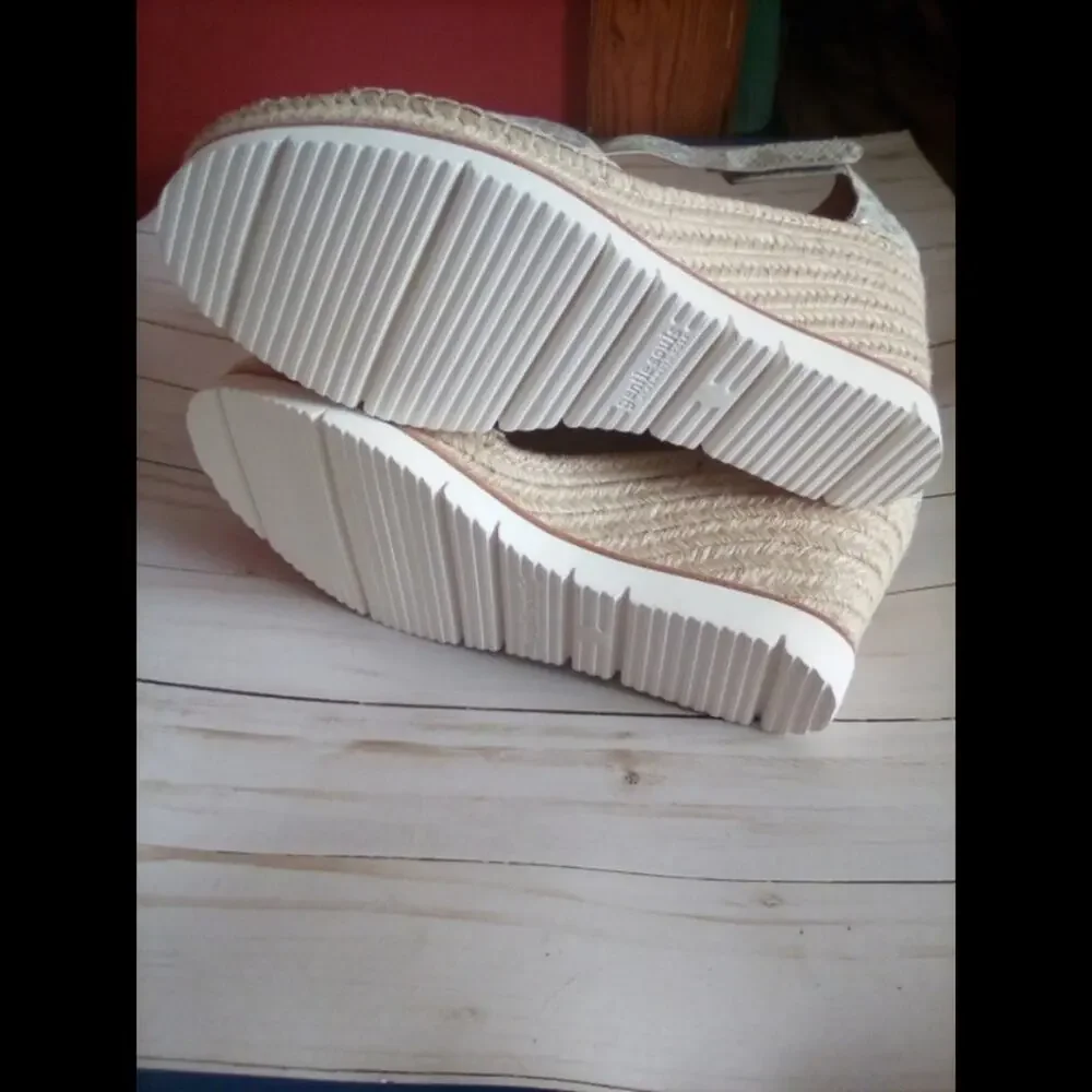 NEW Gentle Souls by Kenneth Cole snakeskin Everly Easy T strap Wedge  Sandal 11